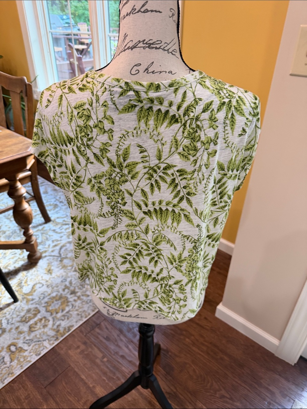 Tahari White Short Sleeve Top with Green Fern Print - Picture 2 of 5